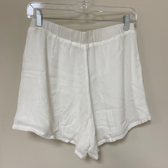 Glamorous: White Embroidered Floral Short, Size M - Picture 2 of 8